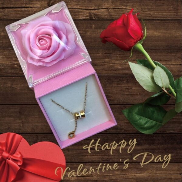 SAINT VALENTIN – Écrin de Fleurs Rose & Collier Rond avec breloque