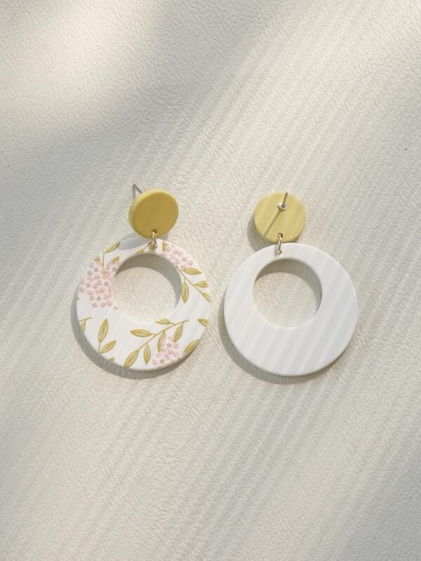 1 paire de boucles d'oreilles pendantes acryliques – Image 3