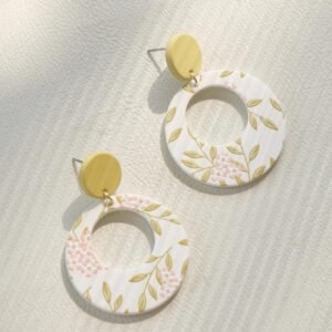 1 paire de boucles d’oreilles pendantes acryliques