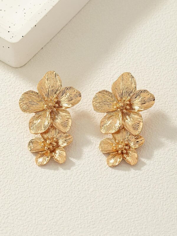 1 paire de boucles d'oreilles élégantes en forme de fleu – Image 2