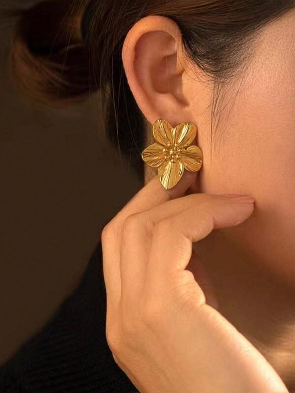 1 paire de boucles d'oreilles à fleurs en métal – Image 6