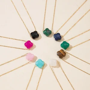 Un collier de chaîne en acier inoxydable de fleur