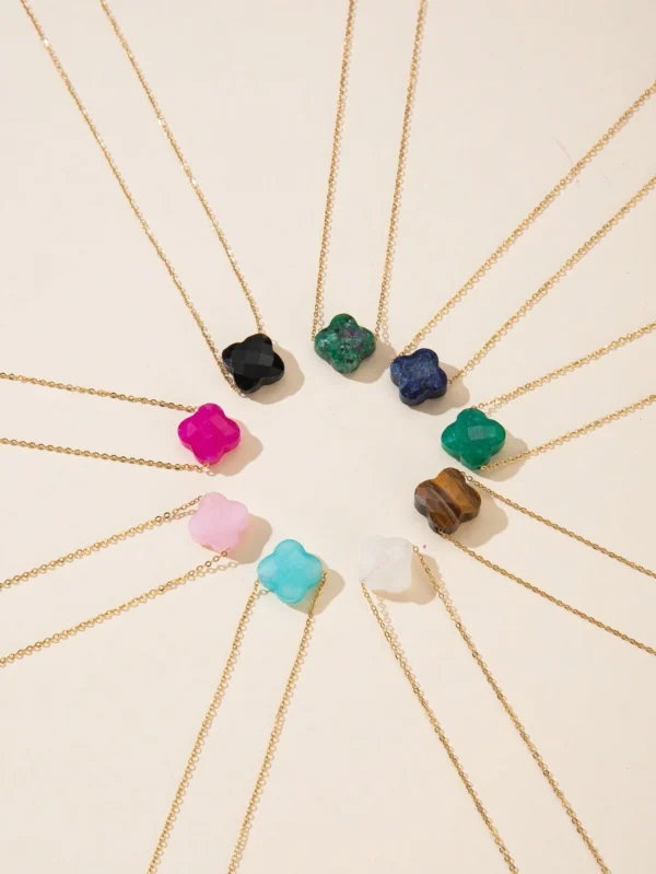 Un collier de chaîne en acier inoxydable de fleur