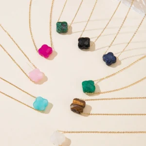 Un collier de chaîne en acier inoxydable de fleur