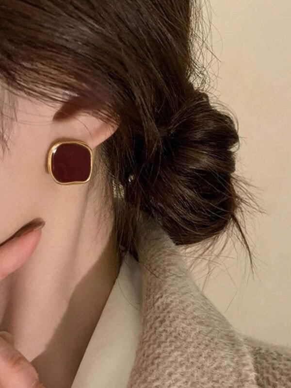 1 paire de boucles d'oreilles carrées petites – Image 3
