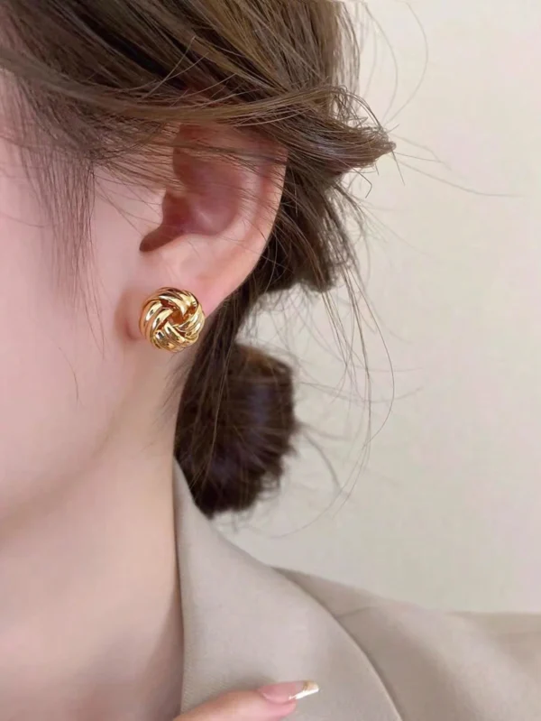 1 paire de boucles d'oreilles avec design tressé – Image 2
