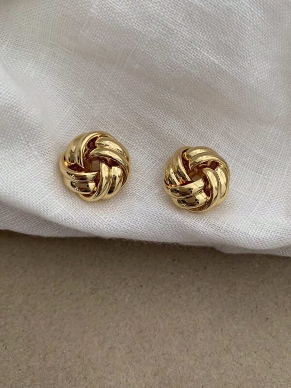 1 paire de boucles d'oreilles avec design tressé – Image 3