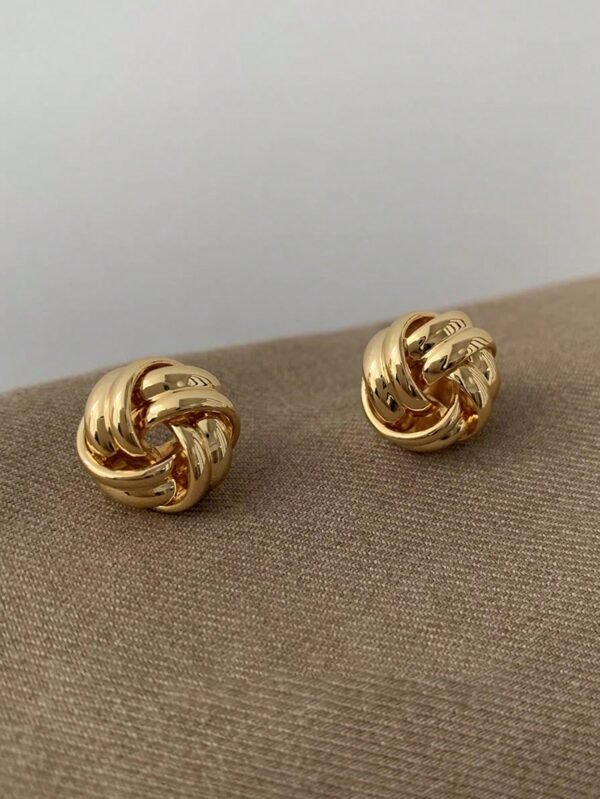 1 paire de boucles d'oreilles avec design tressé – Image 4