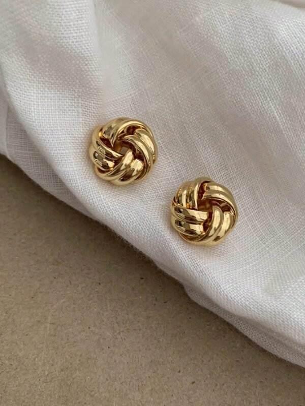 1 paire de boucles d'oreilles avec design tressé