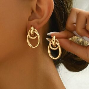 1 paire de boucles d’oreilles à tige dorées