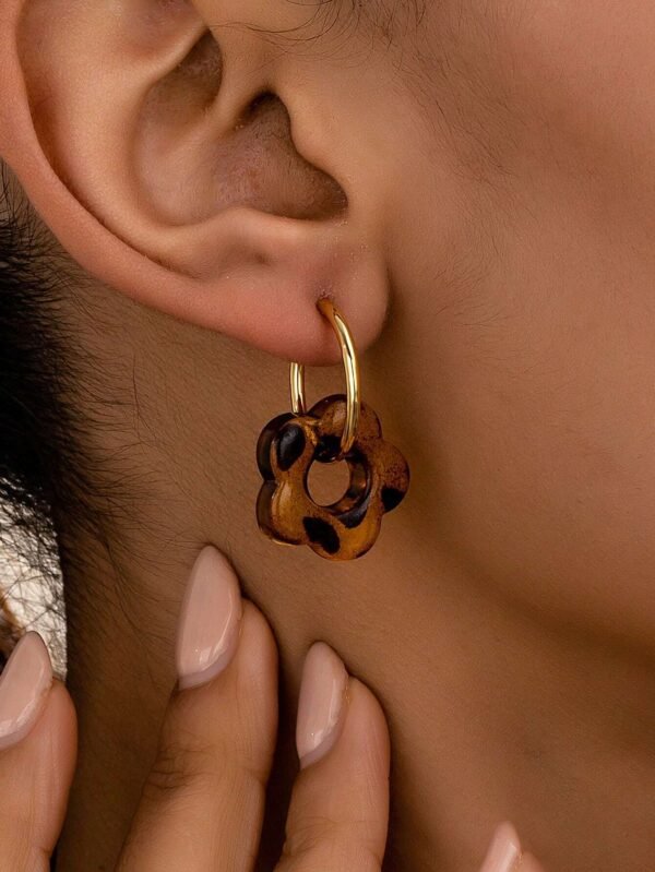 1 paire de boucles d'oreilles à fleurs géométriques