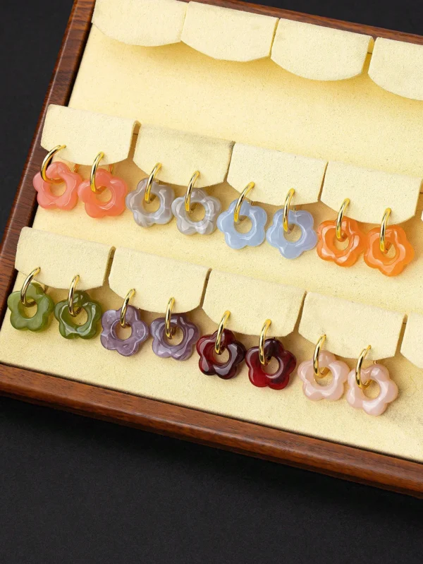 1 paire de boucles d'oreilles à fleurs géométriques – Image 3