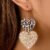 Deux boucles d'oreilles