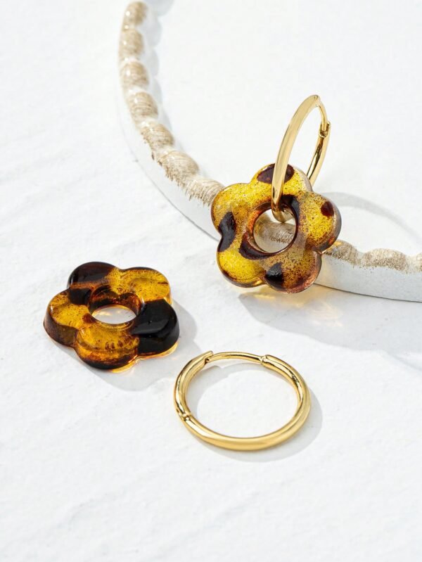1 paire de boucles d'oreilles à fleurs géométriques – Image 2