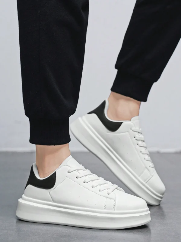 Baskets blanches minimalistes semelle épaisse – Image 5