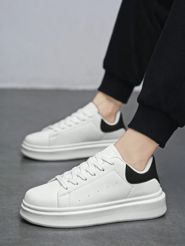 Baskets blanches minimalistes semelle épaisse – Image 4