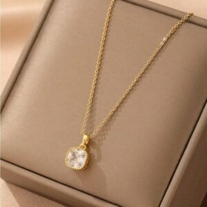 1 Collier Cube Plaqué