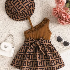 Robe brodée pied-de-poule chapeau