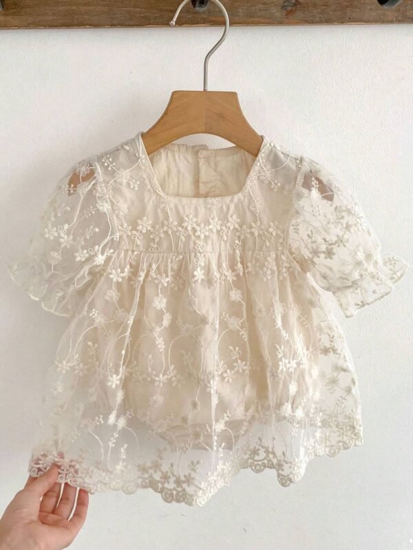 Robe brodée manches courtes