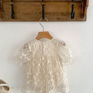 Robe brodée manches courtes