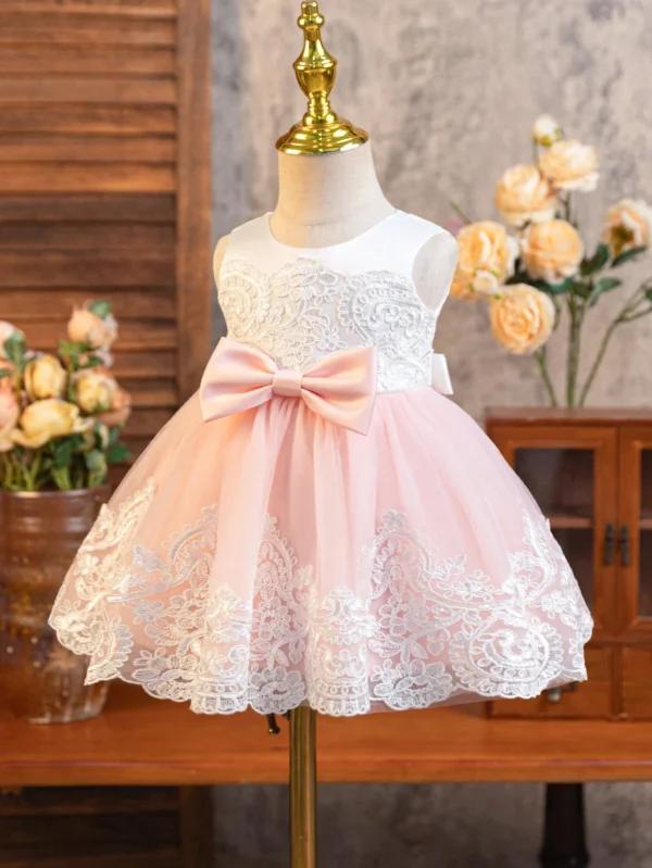 Robe satin brodée volants