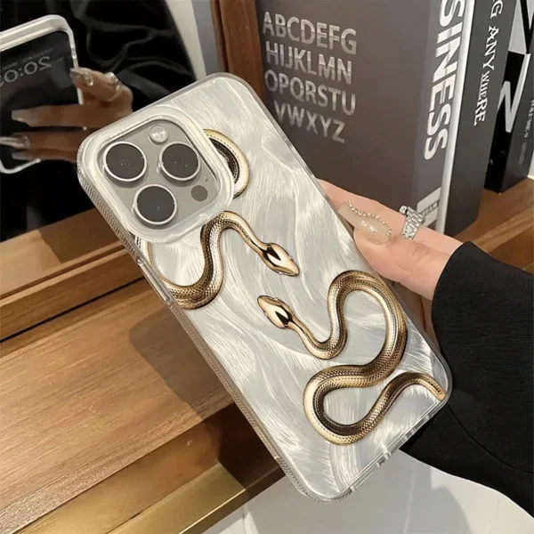 Coque plume serpent doré – Image 3