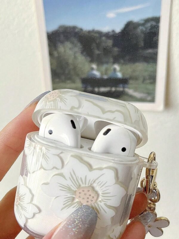 Coque blanche AirPods avec porte-clés – Image 4